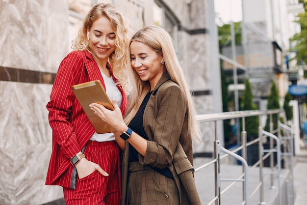 Donne d'affari che lavorano insieme