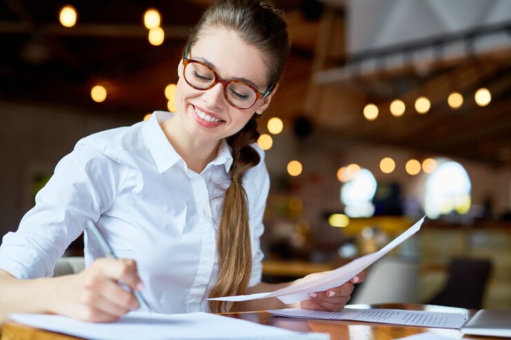 Free Photo busy accountant