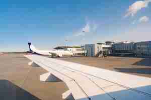 Бесплатное фото Оживленный вид на аэропорт с самолетами на фоне ясного неба