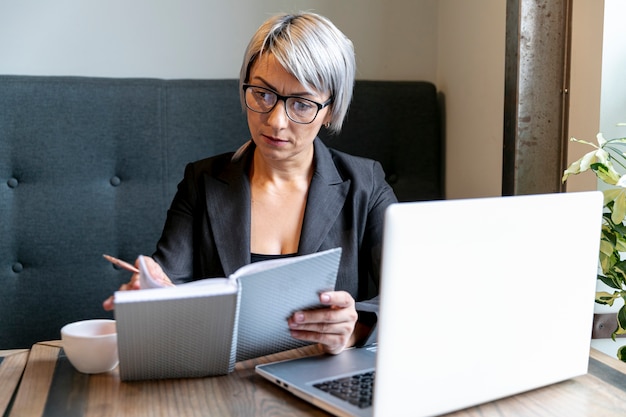 Foto gratuita donna occupata di affari al modello dell'ufficio