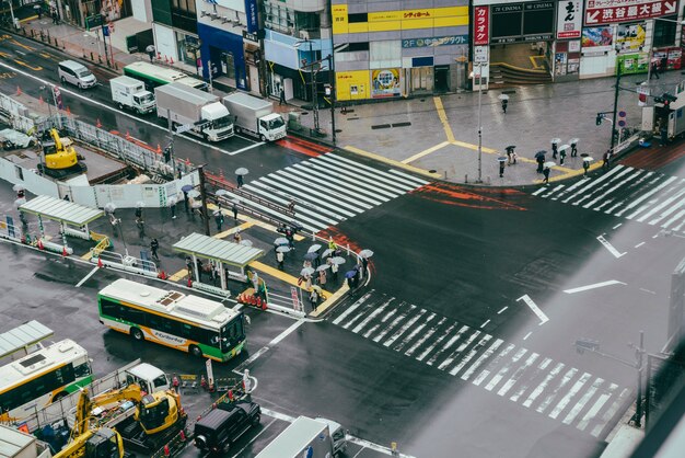 交通量の多い市内のにぎやかな横断歩道