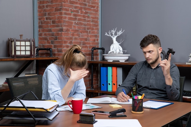 Team di gestione impegnato e stanco che fa brainstorming su un problema importante nell'ambiente dell'ufficio