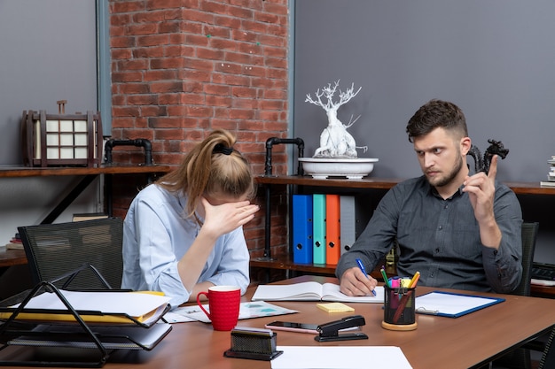 忙しくて疲れた経営陣がオフィス環境の1つの重要な問題をブレインストーミングします