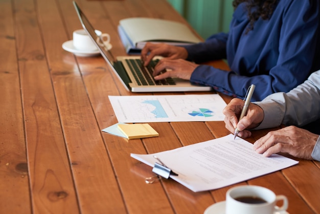 Foto gratuita occupato con il lavoro