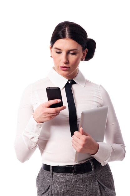 電話とデジタルタブレットで忙しい女性