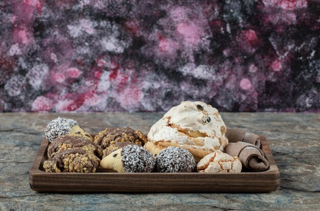 Biscotti al burro e cioccolato in un vassoio di legno.