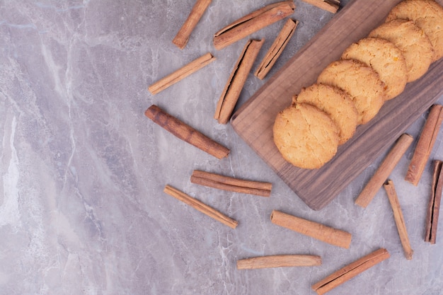 Butter cookies with cinnamon sticks on a wooden platter