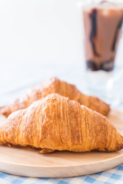 Foto gratuita croissant di burro sul tavolo