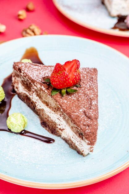 Foto gratuita torta al cacao condita con fragole