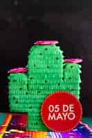 無料写真 メキシコのパーティーのためのサボテンの形をしたピニャータ