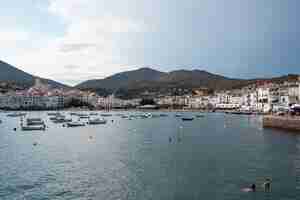 Foto gratuita cadaques è un comune spagnolo nella regione dell'alto ampurdan in catalogna, molto visitato soprattutto in estate