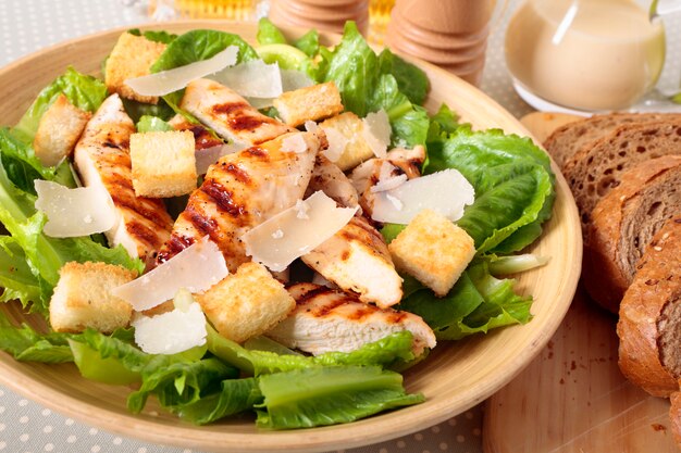 Free photo caesar salad with croutons