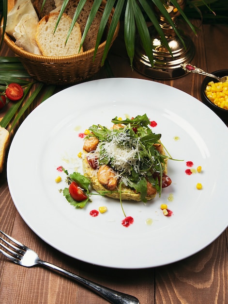 Салат Цезарь со свежими овощами и курицей. салат в белой тарелке на деревянный стол, вкусный салат
