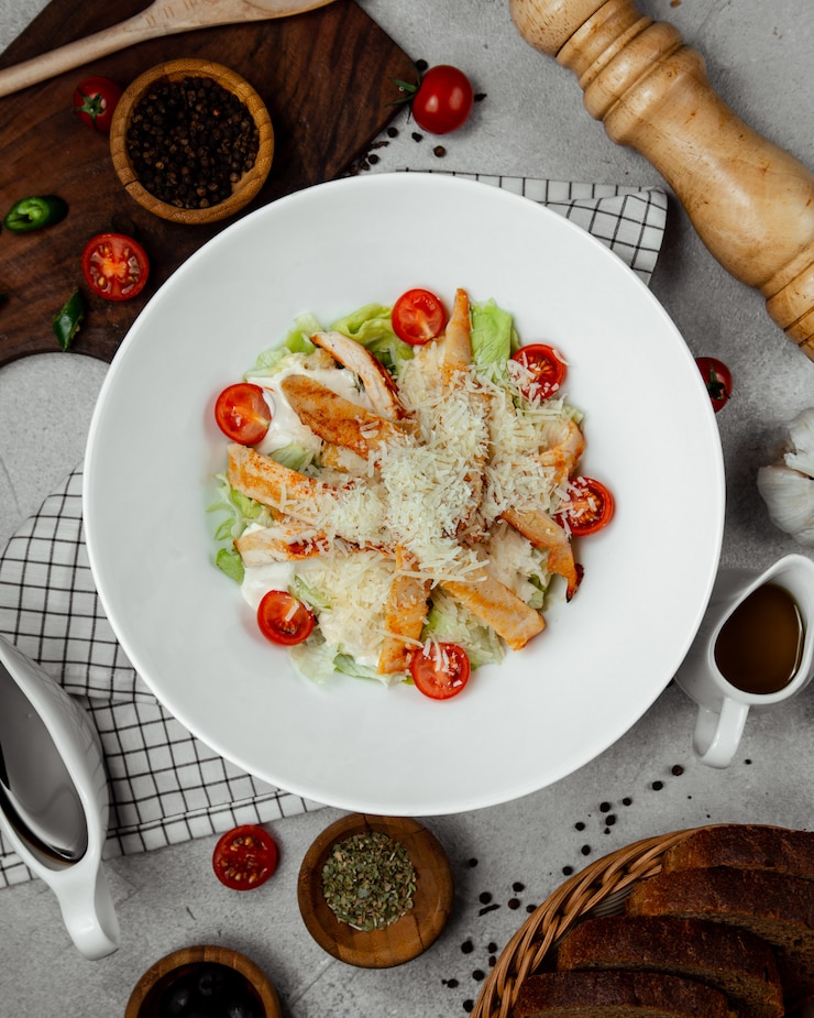 Бесплатный Фотография салат цезарь с жареной курицей