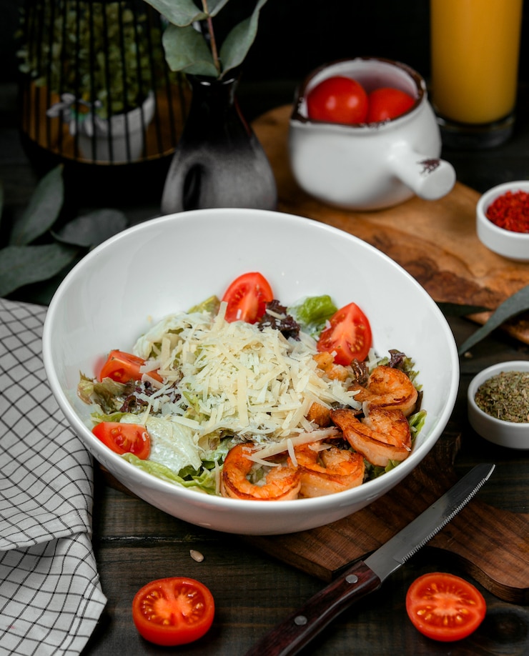 Free Photo caesar salad with fried shrimp and tomato