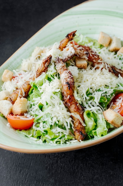 Foto gratuita insalata caesar con formaggio grattugiato