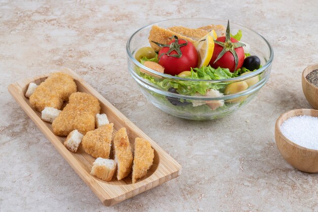 Free photo caesar salad with lettuce, chopped chicken meat and cherry tomatoes.