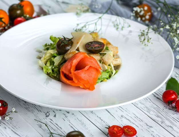 Foto gratuita insalata caesar con salmone e pomodorini