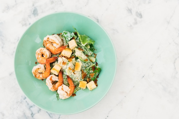 Free photo caesar salad with shrimp or prawn