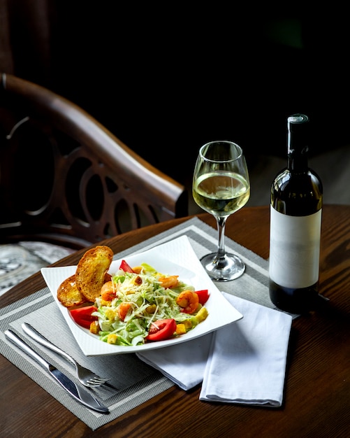 Caesar salad con srimps e bicchiere di vino