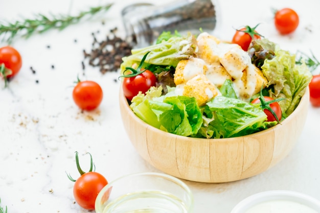 Foto gratuita insalata caesar