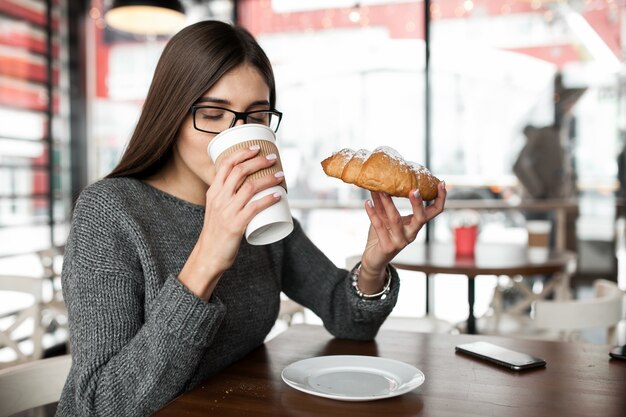 Кафе кофе женщина мобильных женщин
