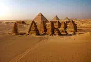 무료 사진 텍스트가 있는 카이로 피라미드