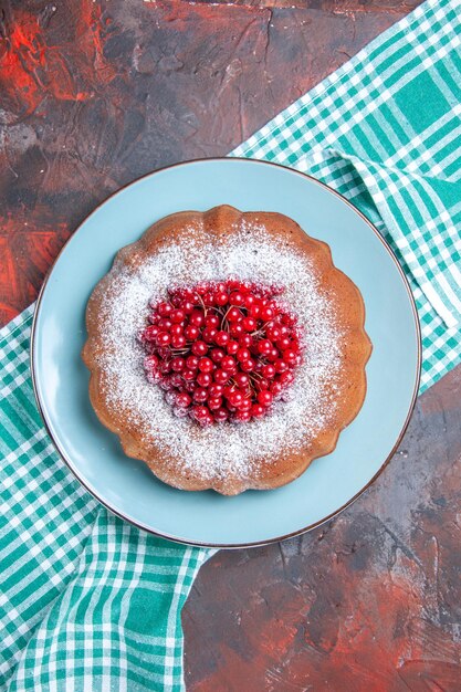 白青のテーブルクロスに赤スグリの食欲をそそるケーキ