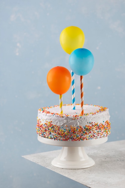 Foto gratuita composizione torta e palloncini