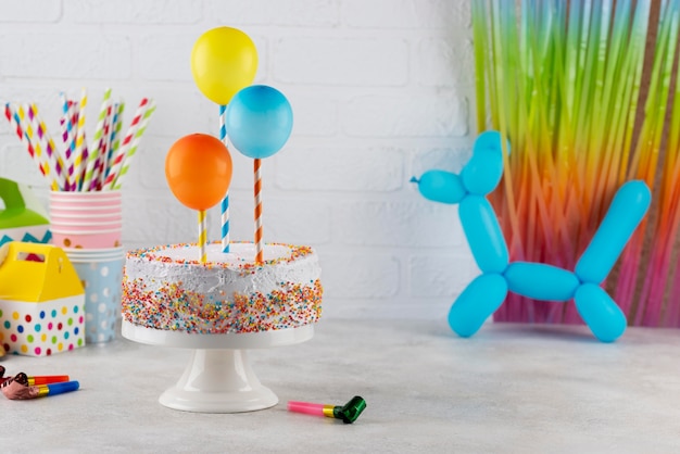 Foto gratuita assortimento di torte e palloncini