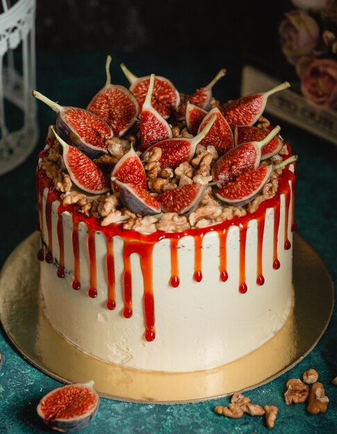 Cake decorated with walnuts and figs