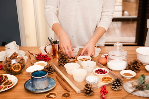 Foto gratuita torta che decora gli ingredienti con le pigne