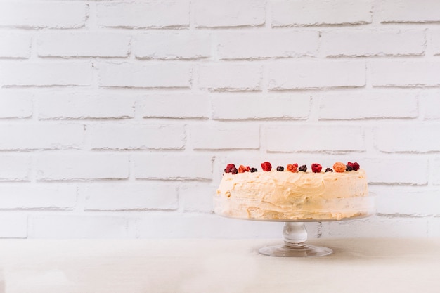 Foto gratuita torta per la festa della mamma davanti al muro di mattoni