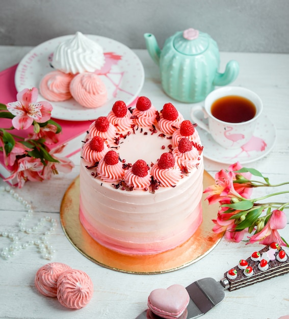 Cake oiled with white cream and garnished with strawberries