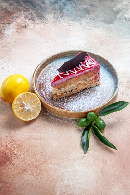 Foto gratuita un piatto di torta di torta al cioccolato e salse agli agrumi