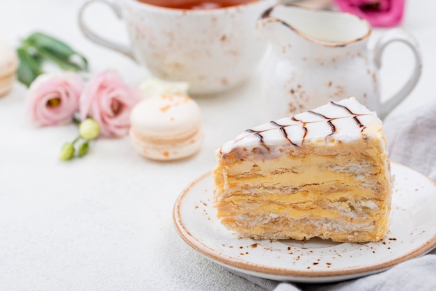 Foto gratuita torta sul piatto con macarons e rose