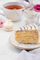 Foto gratuita torta sul piatto con tè e macarons