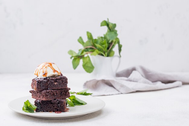 トッピングとミントのプレート上のケーキ