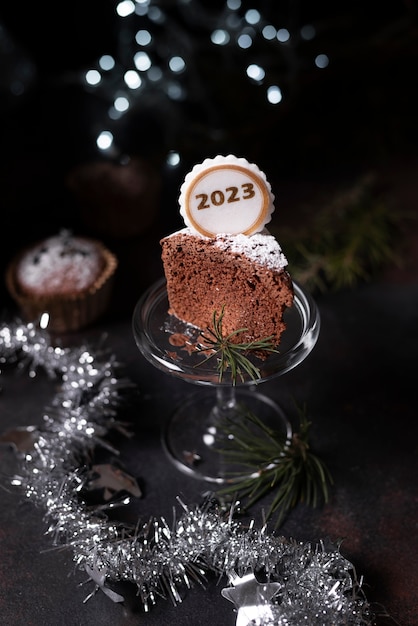 Бесплатное фото Кусочек торта для празднования нового года
