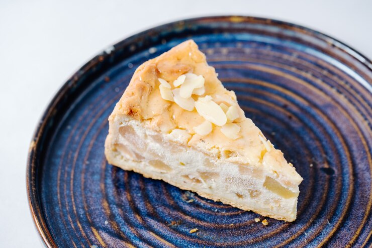 ケーキのスライスを皿に添えて