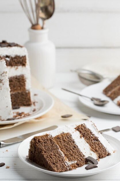 Кусочек торта на белой тарелке