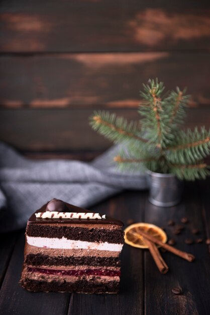 シナモンとコーヒー豆のケーキスライス