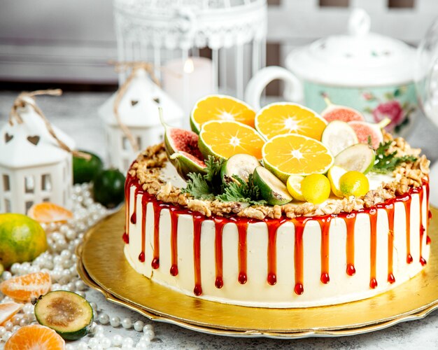 Cake topped with caramel syrup and sliced fruits