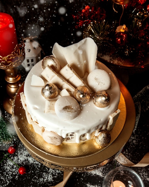 Cake topped with white cream and cookies