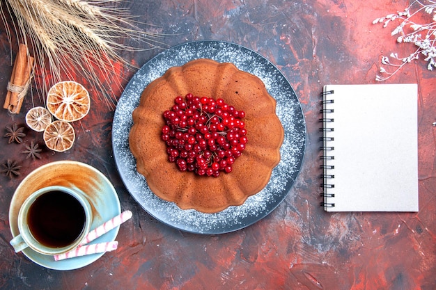 ベリーのケーキベリーのお菓子のケーキお茶のカップレモンホワイトノート