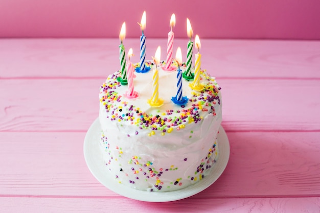 생일에 촛불 케이크