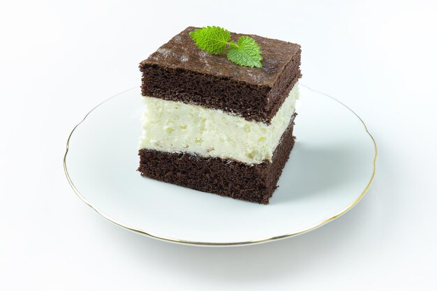 초콜릿과 우유를 채운 케이크는 하얀 접시에 놓여 있다