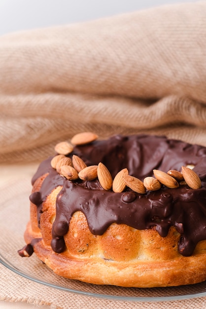 Torta con topping al cioccolato e mandorle