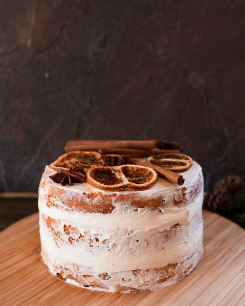 Torta con agrumi secchi e topping alla cannella