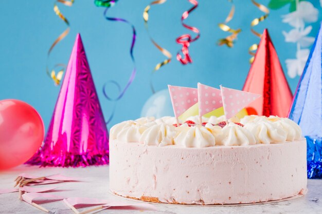플래그와 생일 장식 케이크